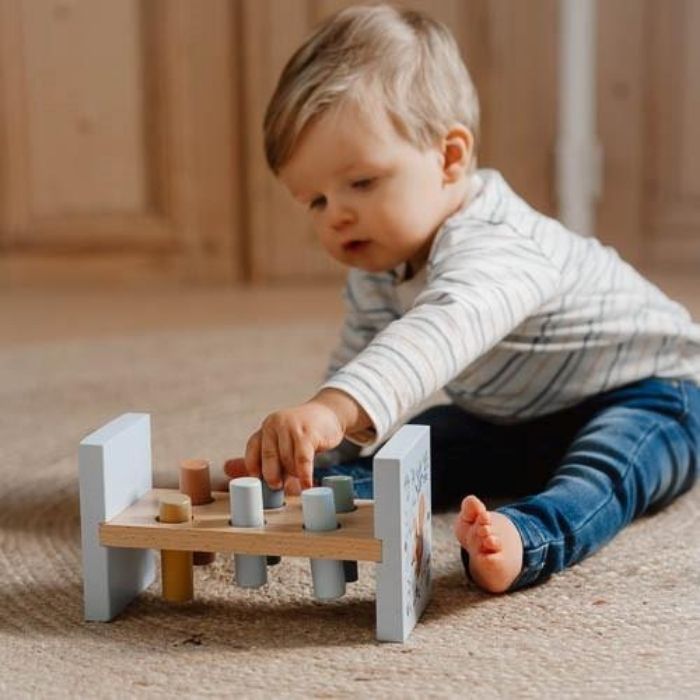 Little Dutch Holzhammerbank in Blau Forest Friends und Rosa Fairy Garden mit 6 farbigen Stäbchen und Holzhammer bei DER Babyladen Erlangen